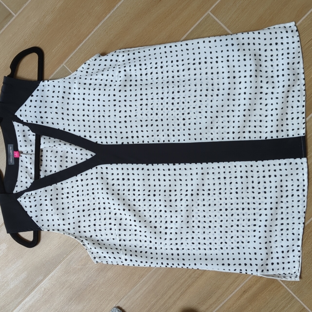 Vince Camuto Sleeveless V Neck Blouse. Small